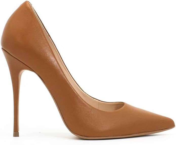 Modelo de scarpin de salto alto